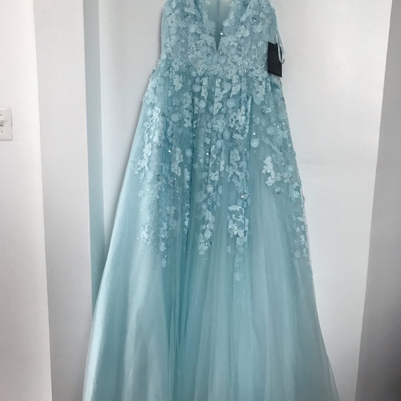 Blou Applique Gown by Formal dress - Picture 3 of 5